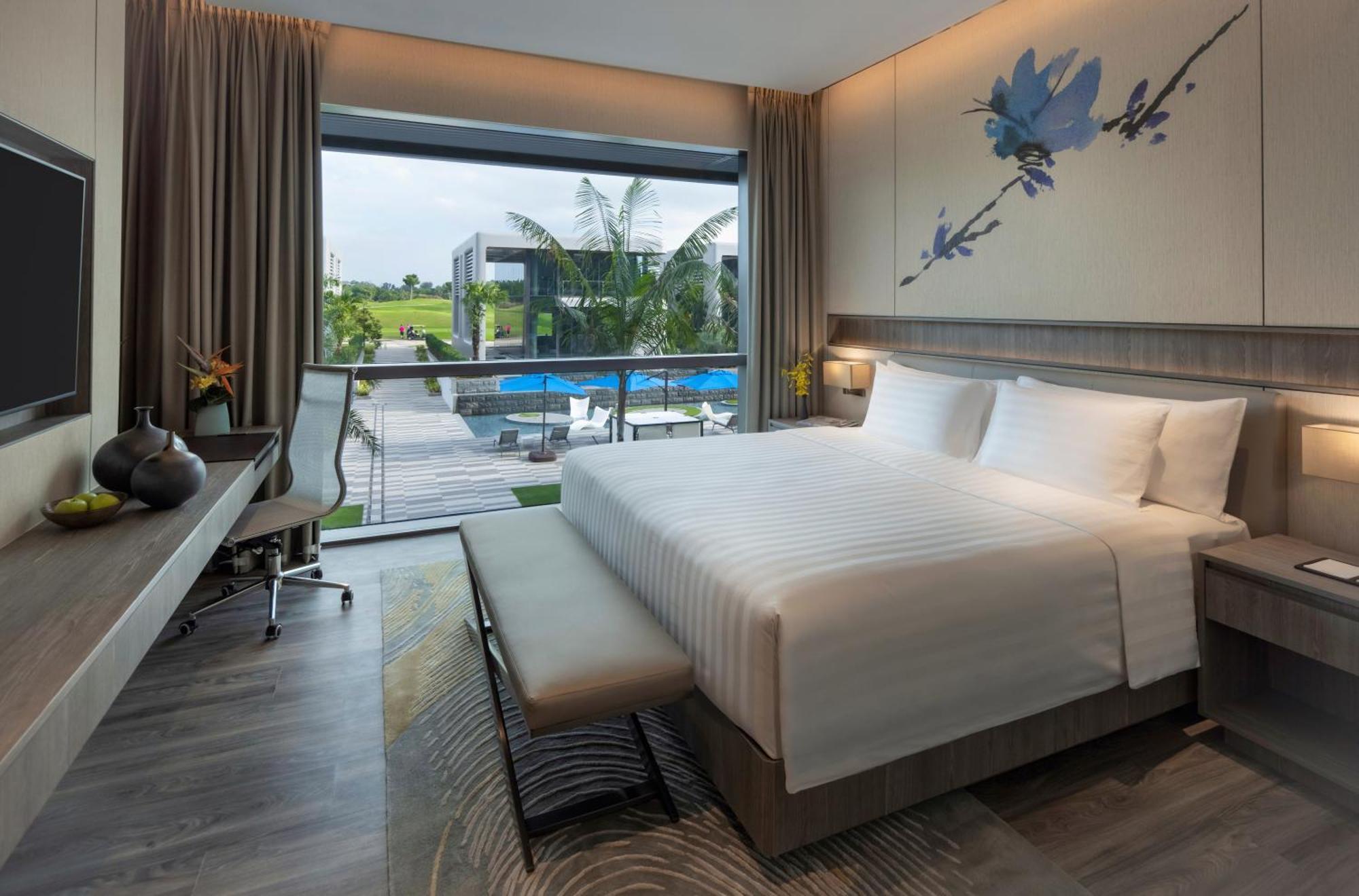 Dusit Executive Kamer met Kingsize Bed en Uitzicht op het Zwembad